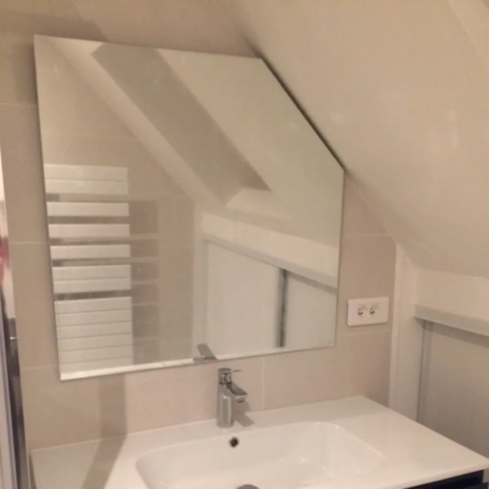 Miroir glace sous toit à angle coupé