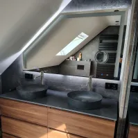 Comment couper un miroir sous mansarde ?