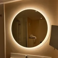 Miroir rond éclairé pour chambre d'hôtel