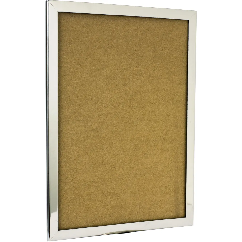 Panneau d'information inox brillant: poteaux de balisage modernes et élégants pour une présentation professionnelle.