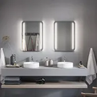 Miroir élégant avec coins arrondis et lignes verticales de LED