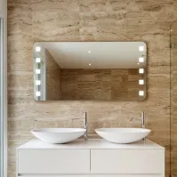 Miroir design avec coins arrondis, LED carrés et adapté aux salles de bains