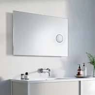 Miroir éclairé avec zone de maquillage pour une application précise.