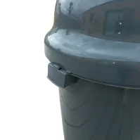 Grande poubelle à trappe 110 litres, couvercle démontable pour retirer les déchets facilement.