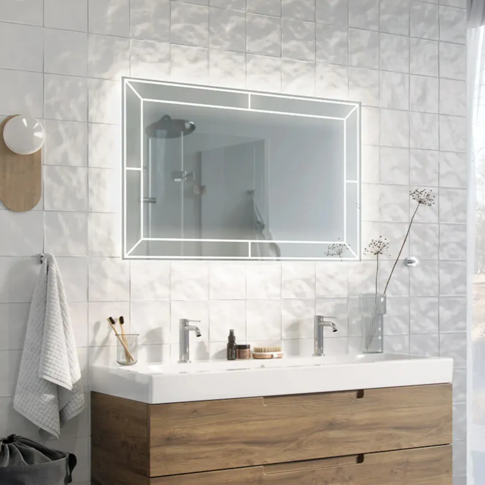 Miroir rectangulaire avec cadre lumineux pour un éclat unique.