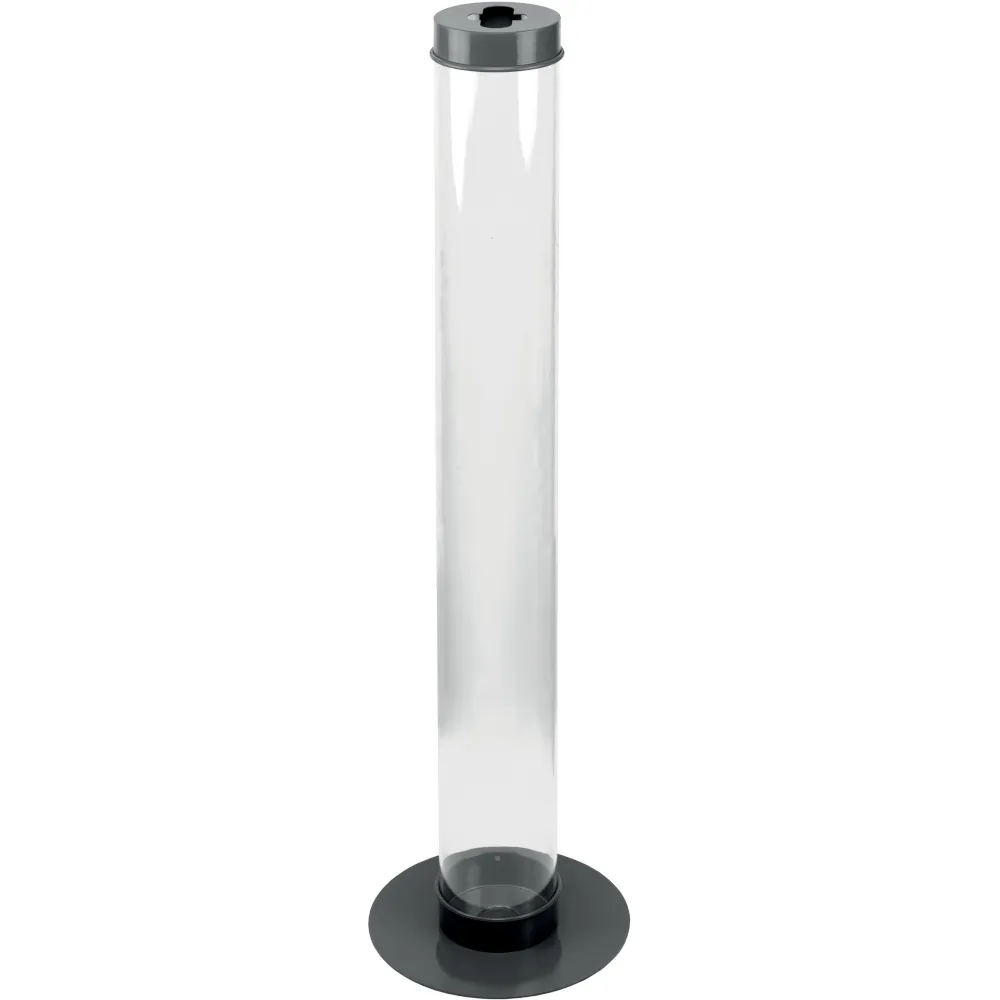 Collecteur passionné entouré de ses trouvailles uniques