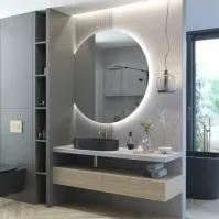 Besoin de plus d'espace dans votre salle de bain ? 🛁 Un miroir rond coupé verticalement, c'est l'astuce déco parfaite !