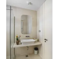 Miroir moderne rétroéclairé avec coins arrondis et fonctionnalités avancées