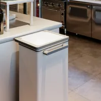 Support sac poubelle cuisine 90L acier blanc vue de profil mobile