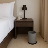 Poubelle grise 15L acier avec bac étanche vue latérale bureau