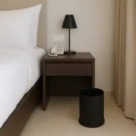 Poubelle noire 15 litres acier vue de face bureau salle de bains